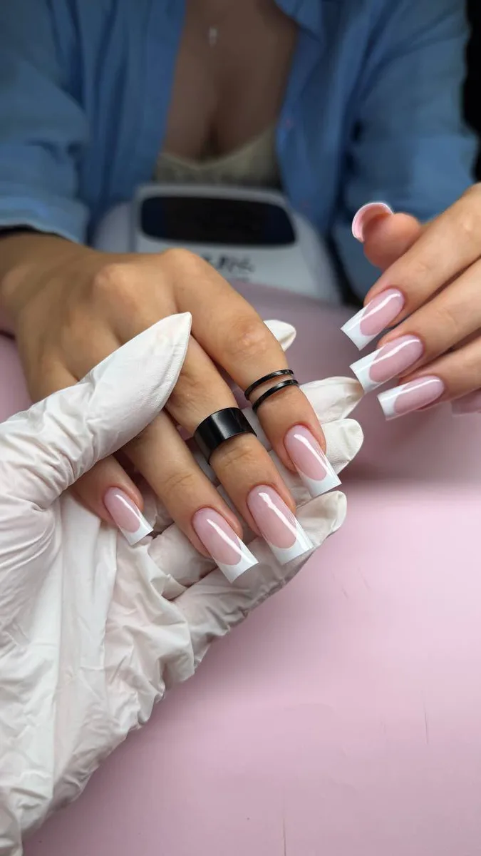 Uñas esculpidas con francesa