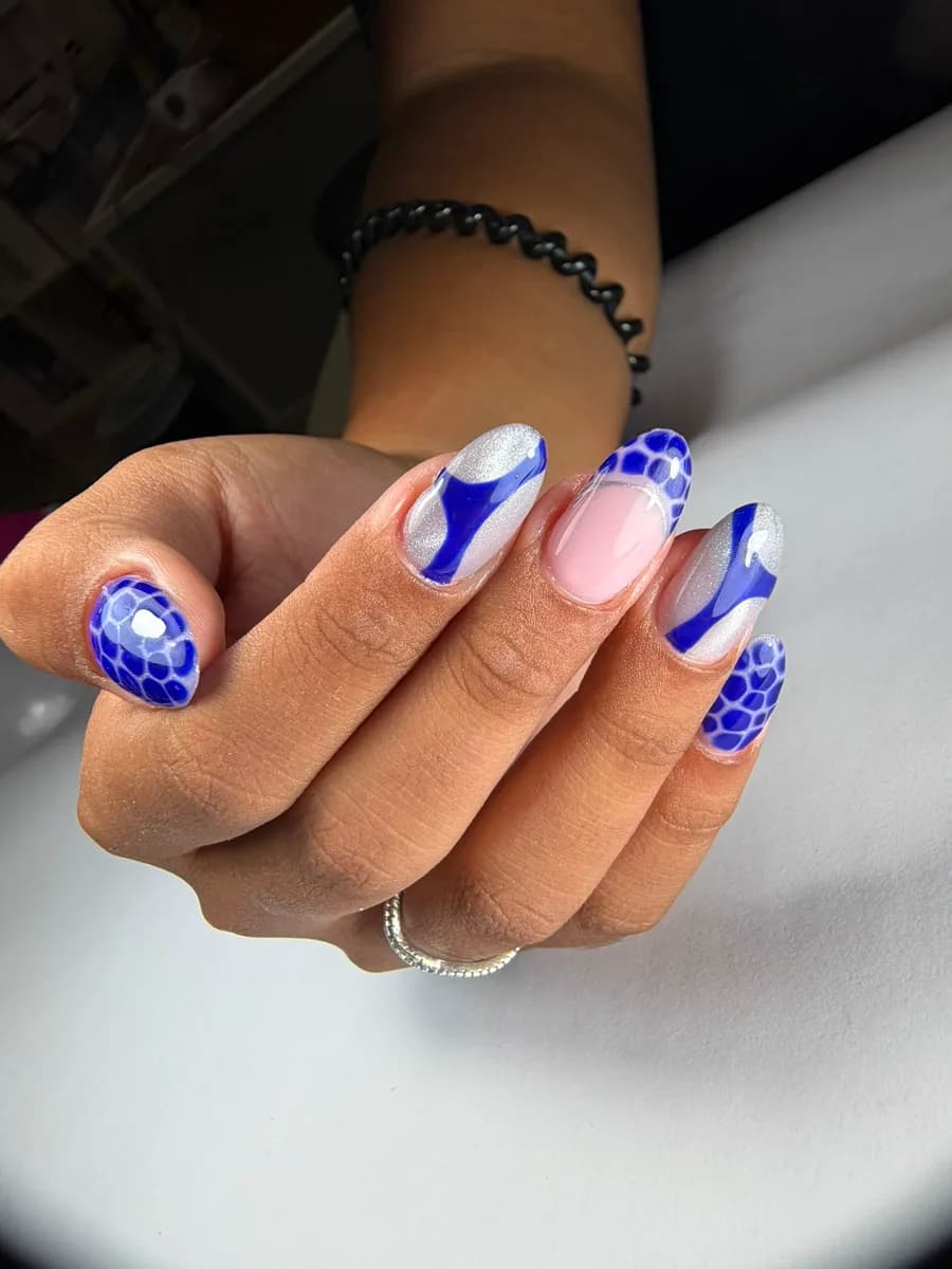Nail art azul con estampado