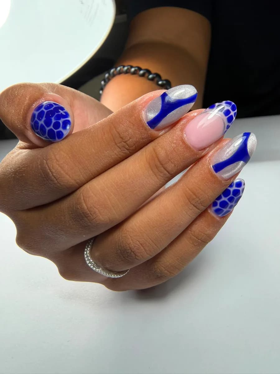 Nail art azul cobalto