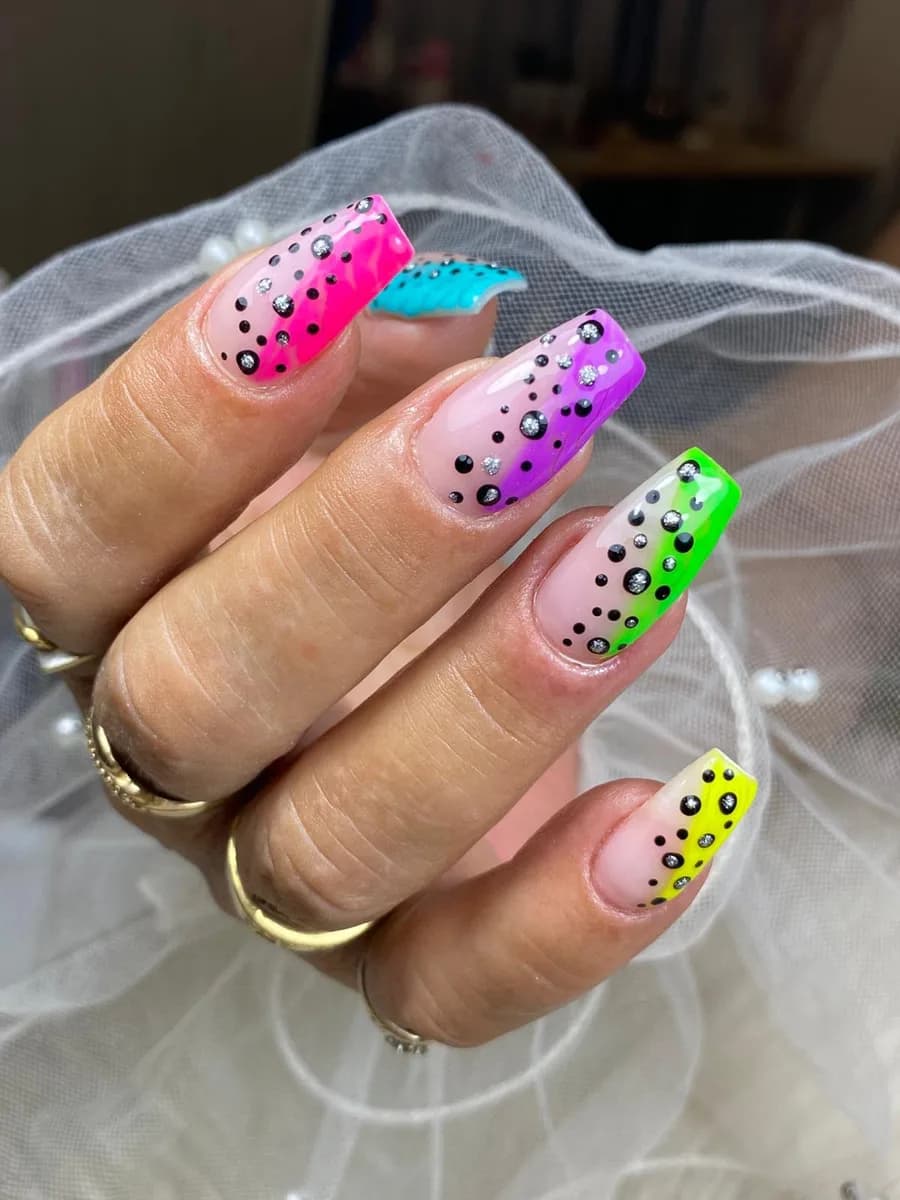 Nail art de colores con lunares