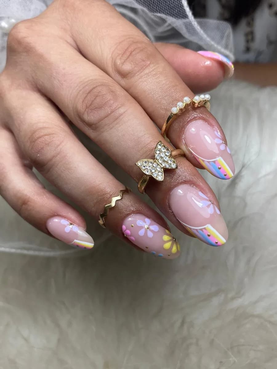 Nude con mariposa dorada