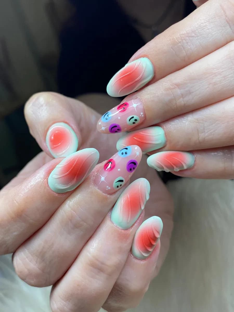 Nail art floral en tonos pastel