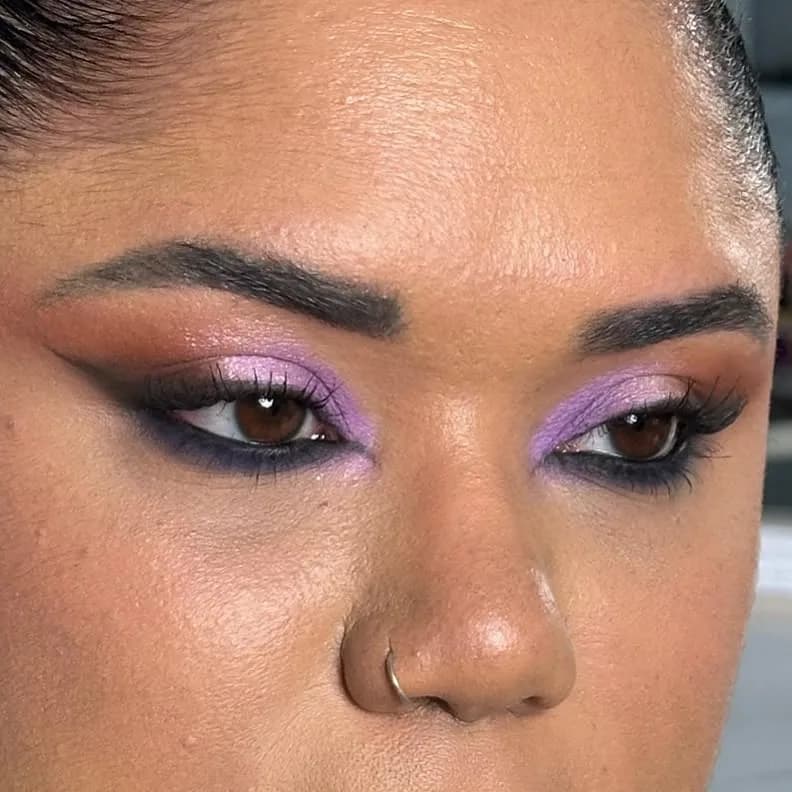 Maquillaje de ojos en tonos lila y ciruela