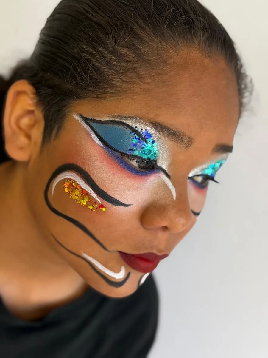 Maquillaje artístico con delineado gráfico y glitter