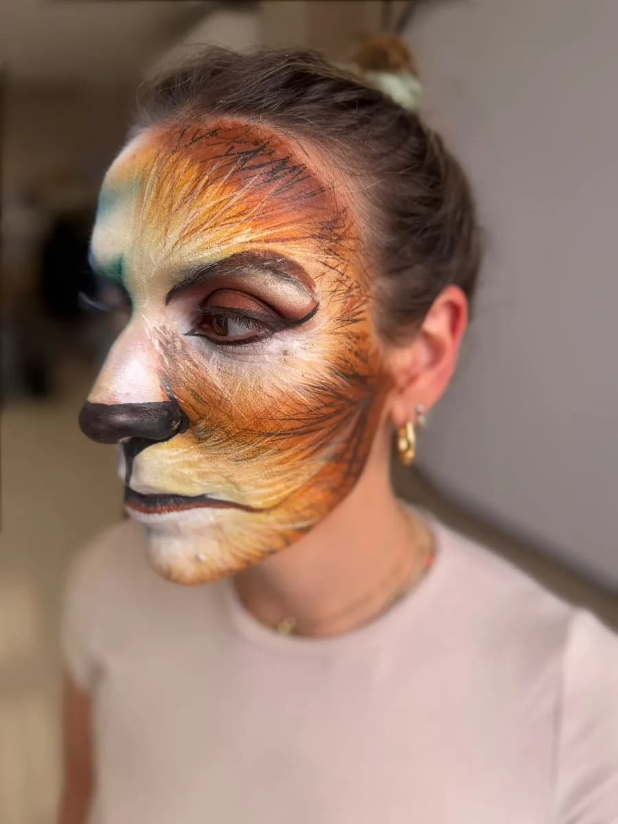 Maquillaje de fantasía felino, frontal
