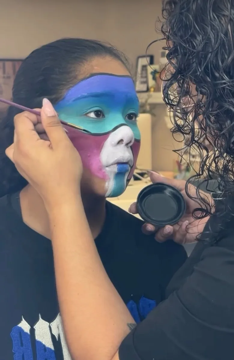Aplicando maquillaje de fantasía