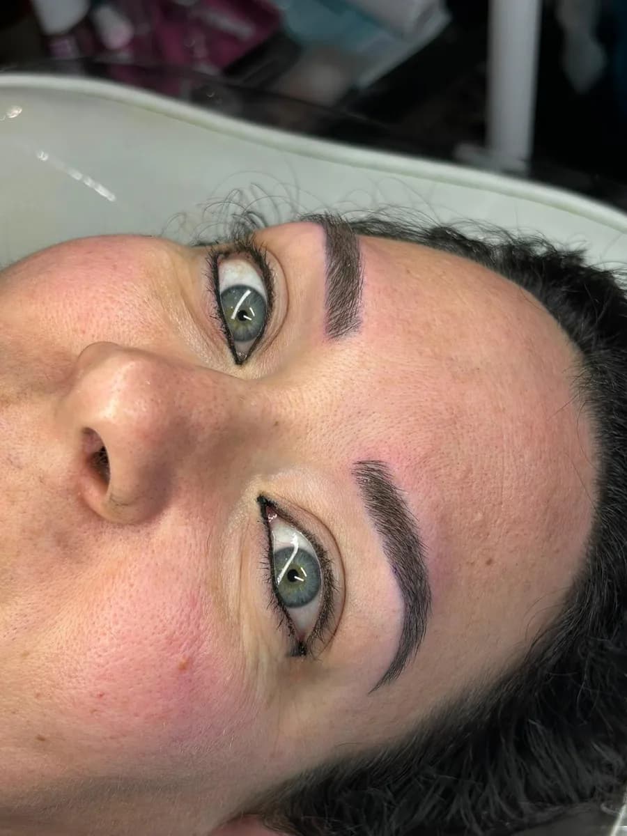 Micropigmentación de cejas y delineado de ojos