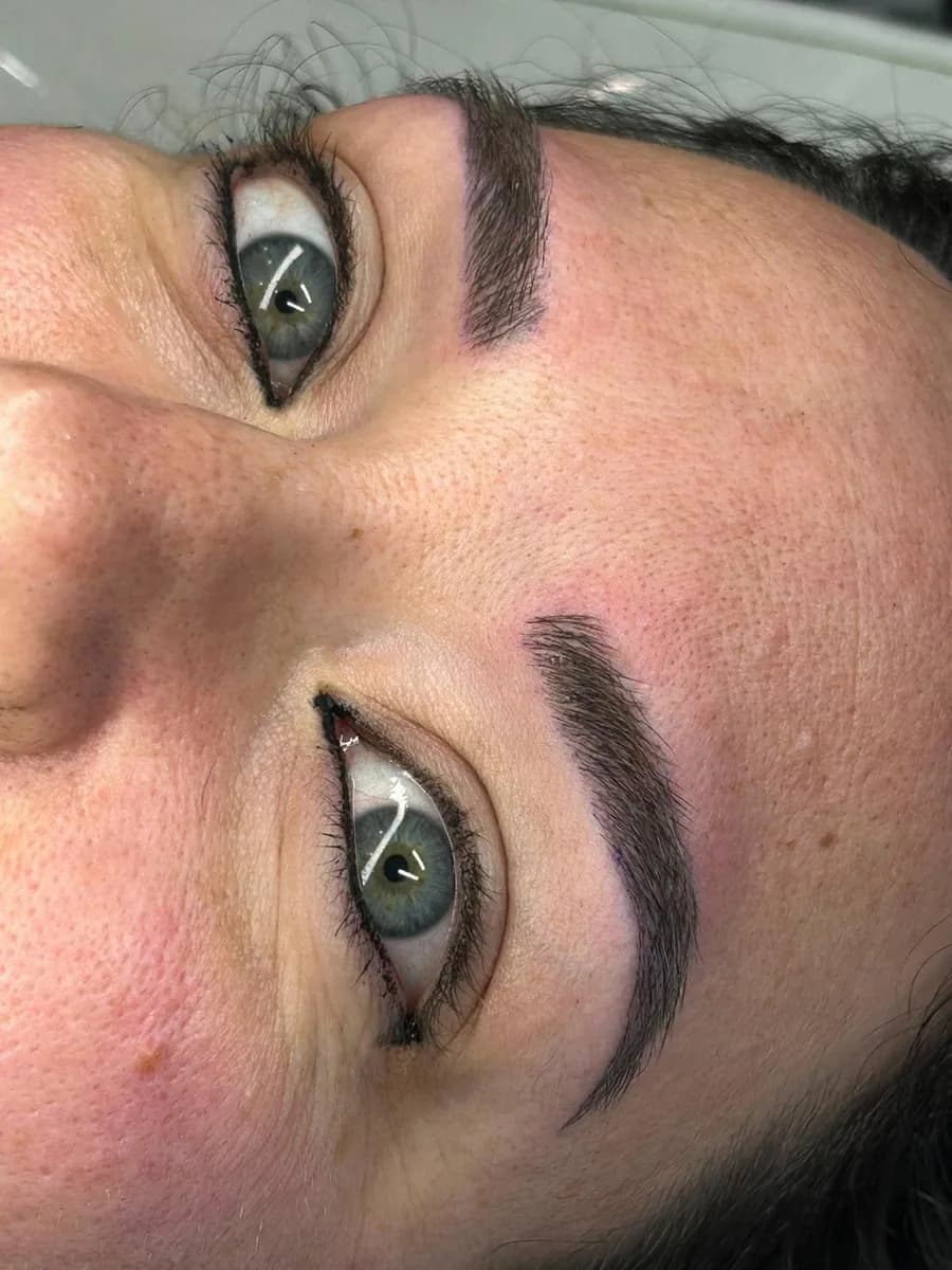 Cejas micropigmentadas y delineado permanente