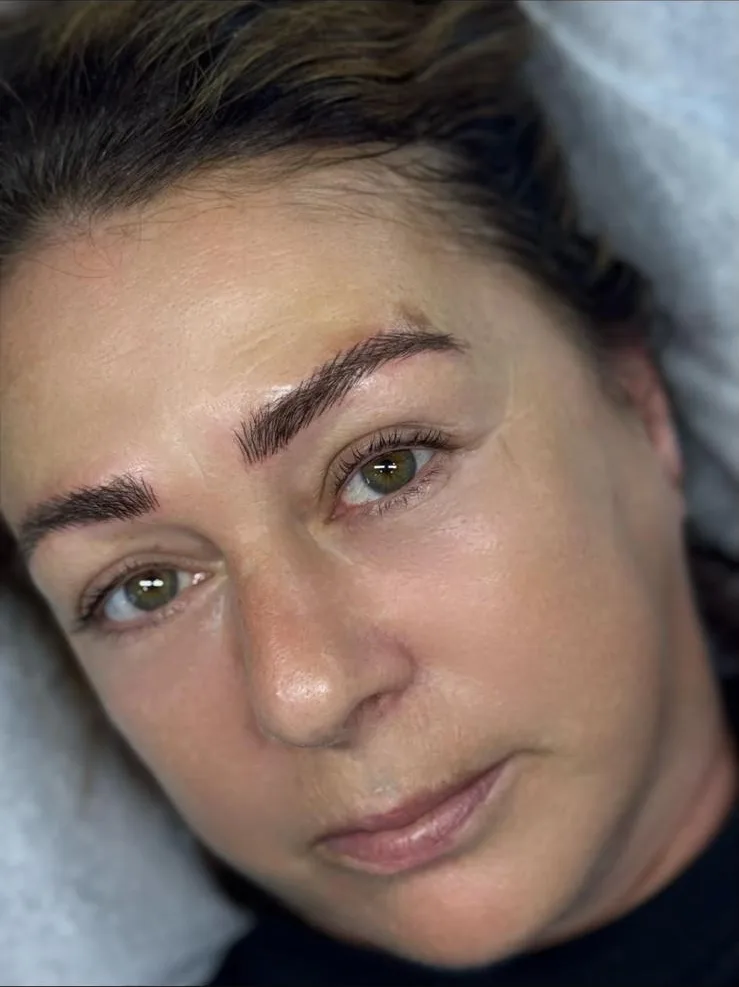 Micropigmentación de cejas, efecto natural