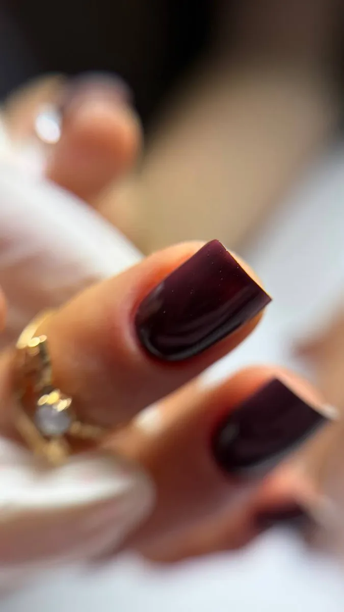 Uñas burdeos, detalle