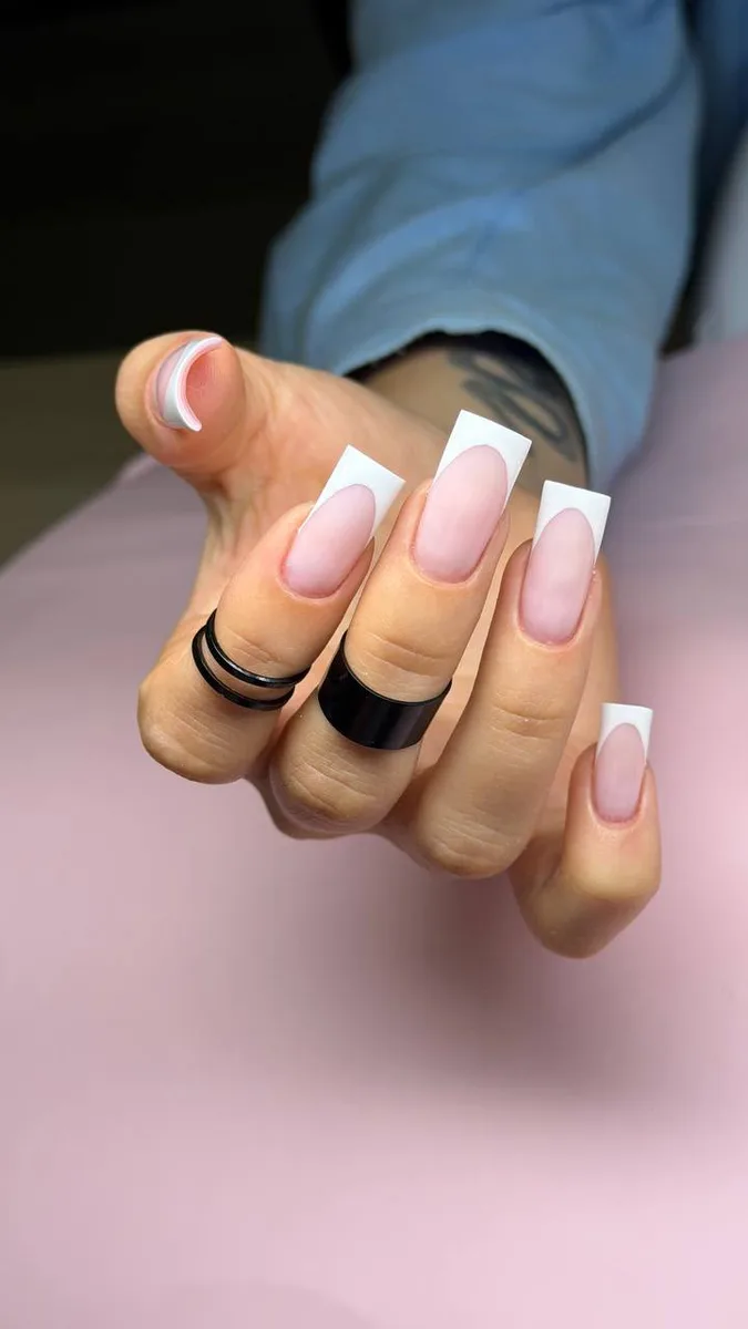 Uñas esculpidas con francesa blanca
